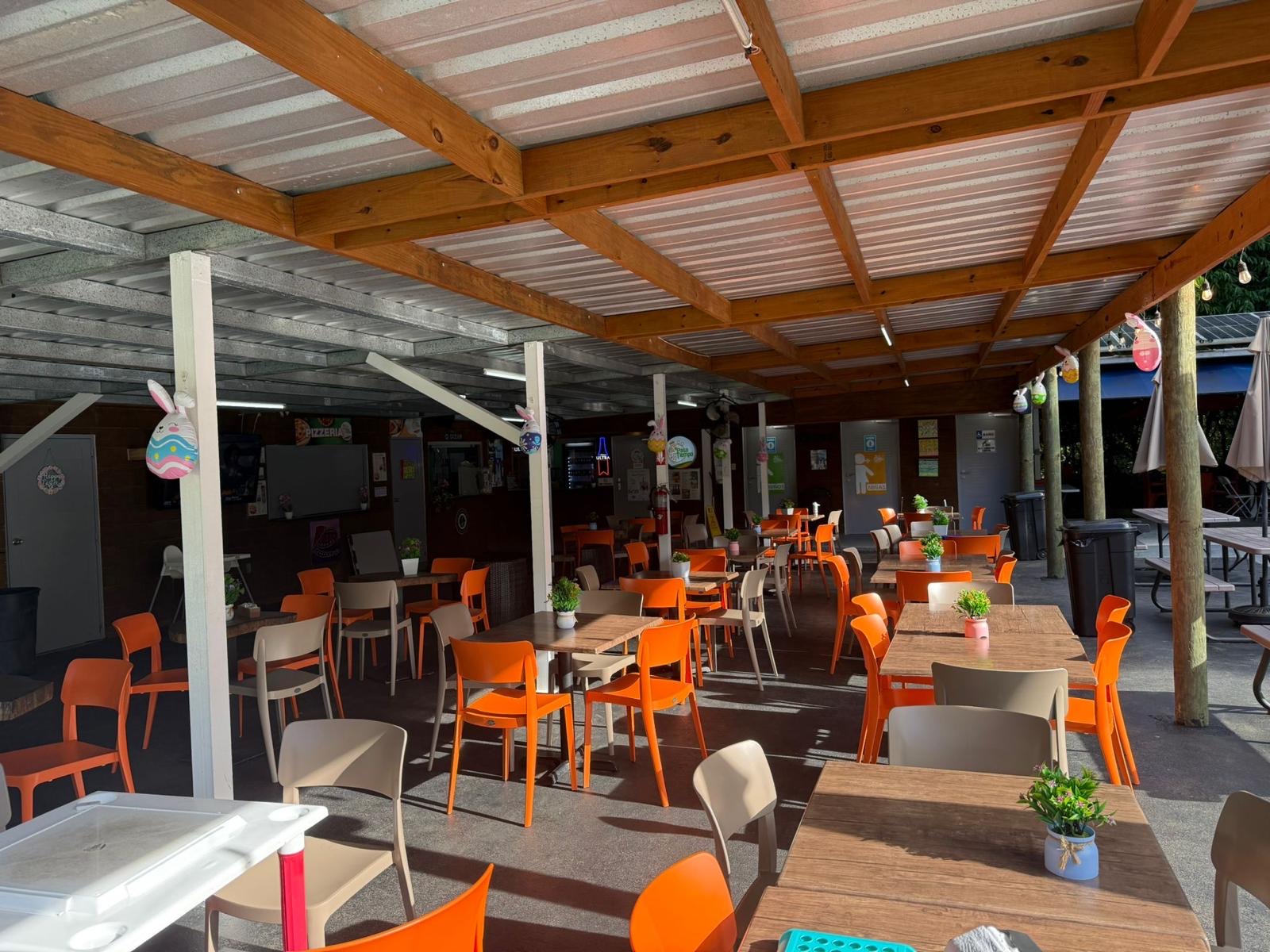 Restaurante equipado con mesas y sillas comerciales Good Deal