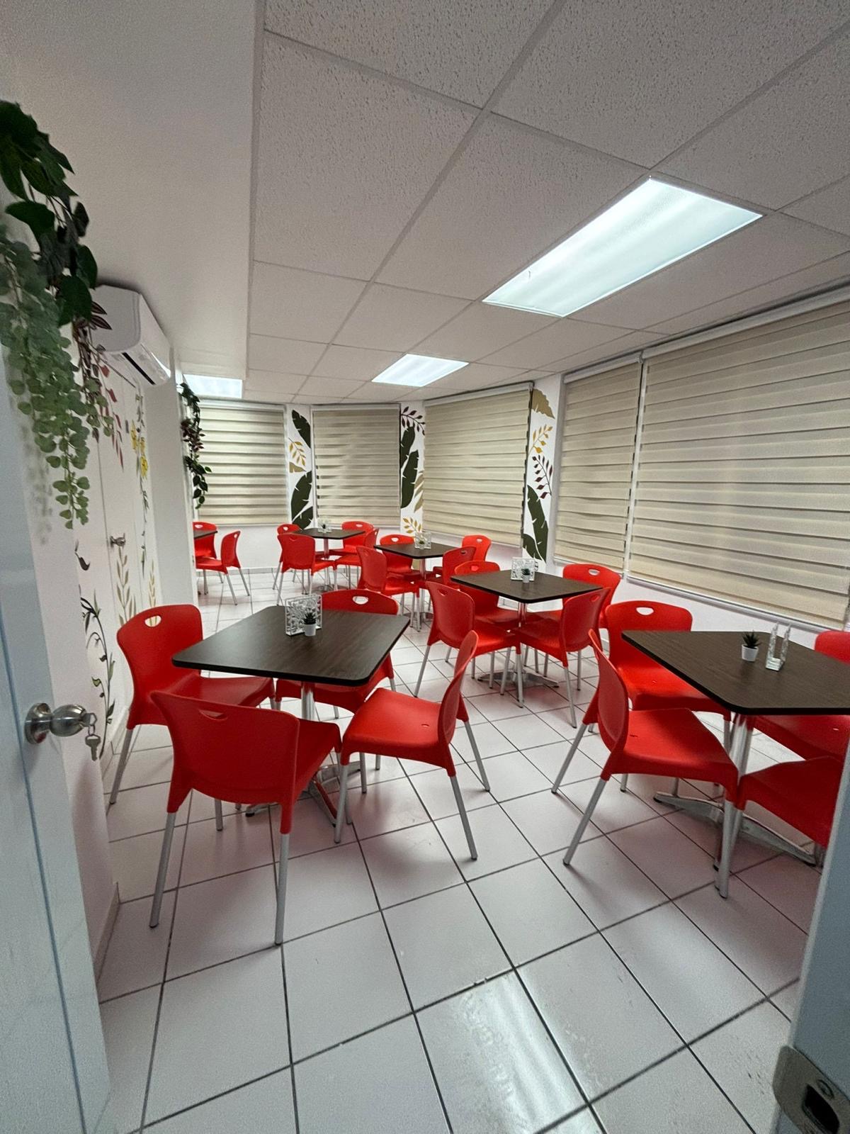 Restaurante equipado con mesas y sillas comerciales Good Deal